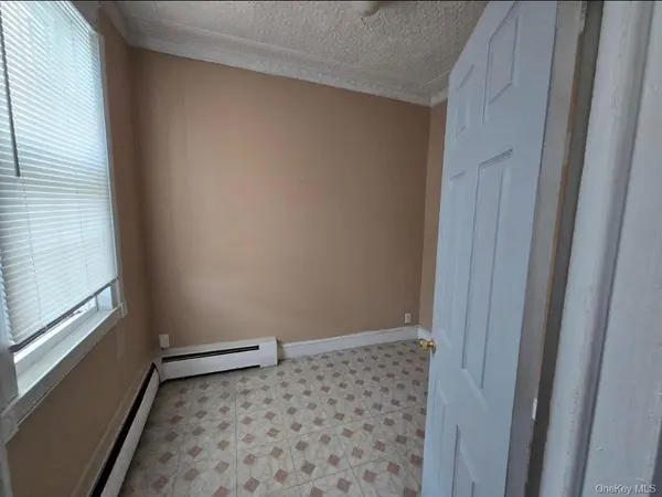 115 S 7th ST, Lindenhurst, NY 11757