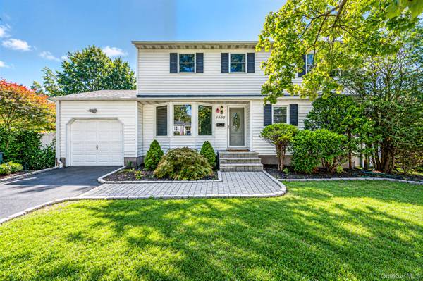 1400 Wave AVE, Medford, NY 11763