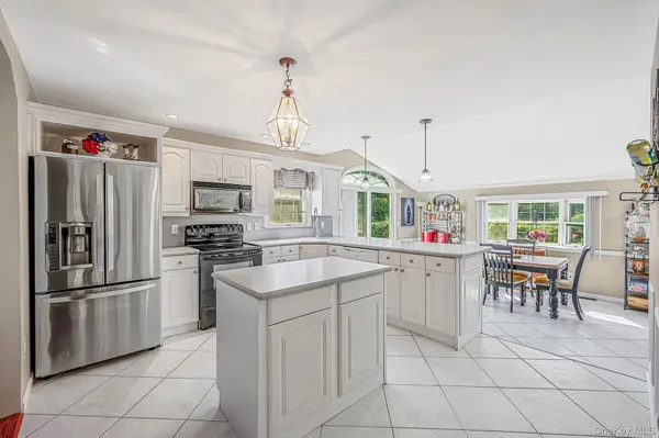 1400 Wave AVE, Medford, NY 11763