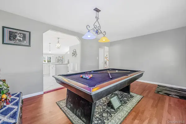 1400 Wave AVE, Medford, NY 11763