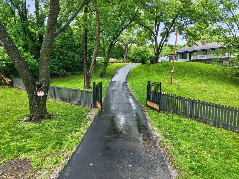 9800 Hutton RD, Kansas City, KS 66109