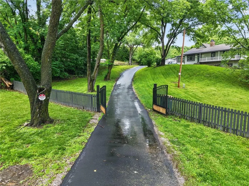9800 Hutton RD, Kansas City, KS 66109