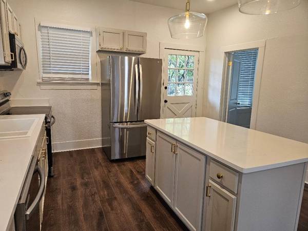 304 W Metcalfe ST, Hutto, TX 78634