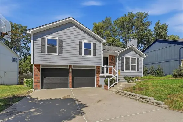 2108 SW STERLING DR, Lee's Summit, MO 64081