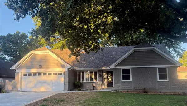 406 SE Richardson PL, Lee's Summit, MO 64063