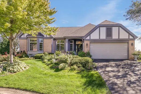 8 Canterbury CT, Lake In The Hills, IL 60156