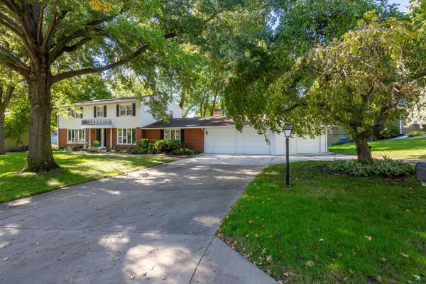 5079 Coachman RD, Bettendorf, IA 52722