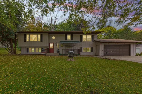 1428 11th AVE NE, Faribault, MN 55021