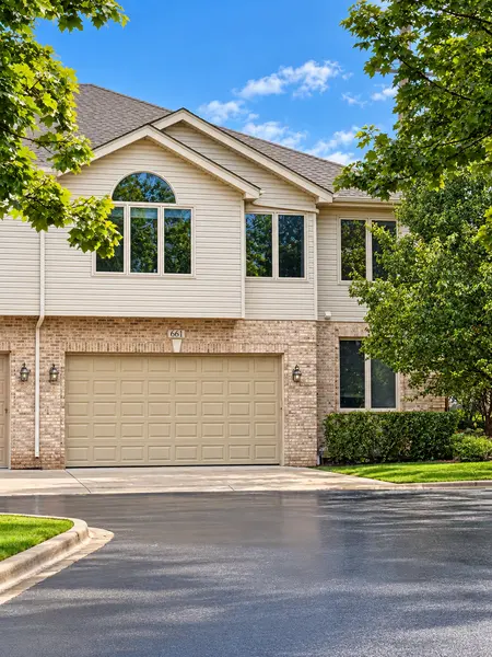 661 E Nerge RD, Roselle, IL 60172
