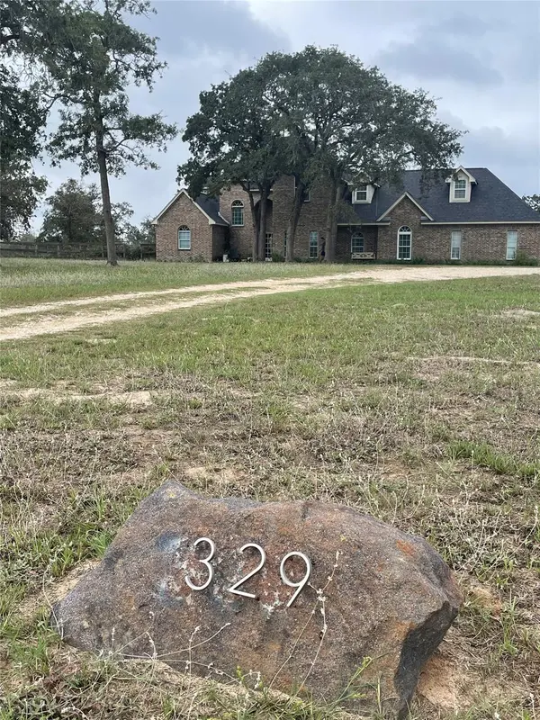 329 Flash CIR, Luling, TX 78629