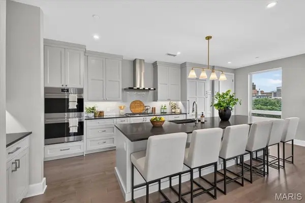 8250 Forsyth BLVD #409, Clayton, MO 63105