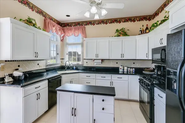 8 Canterbury CT, Lake In The Hills, IL 60156