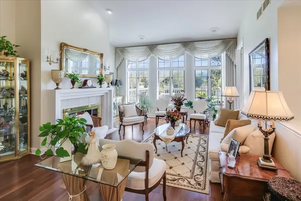 8 Canterbury CT, Lake In The Hills, IL 60156