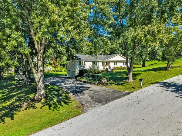 11 Brookside CT, Bettendorf, IA 52722