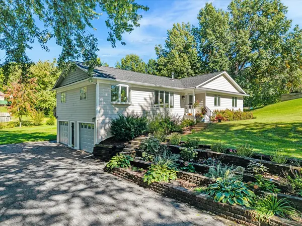 11 Brookside CT, Bettendorf, IA 52722