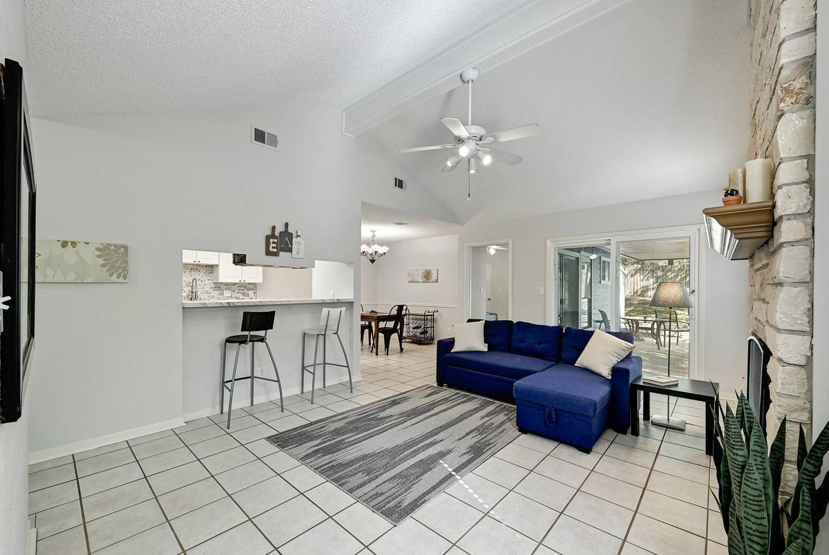 275 Mooring CIR #B, Lakeway, TX 78734