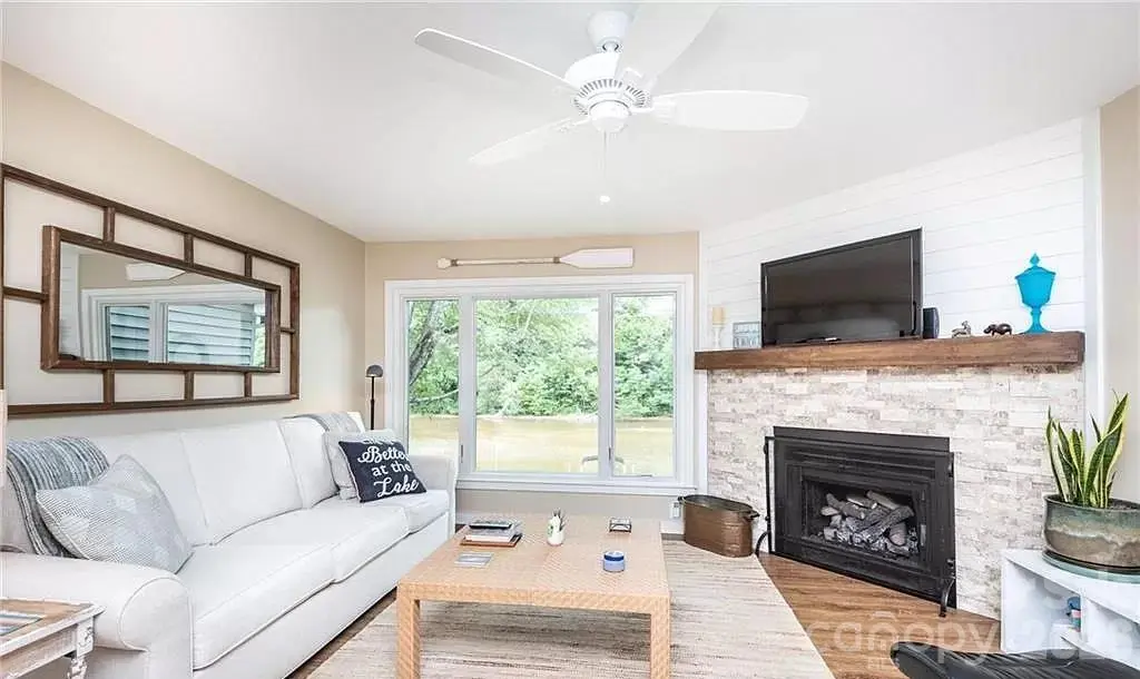 2200 6th ST NW #4, Hickory, NC 28601