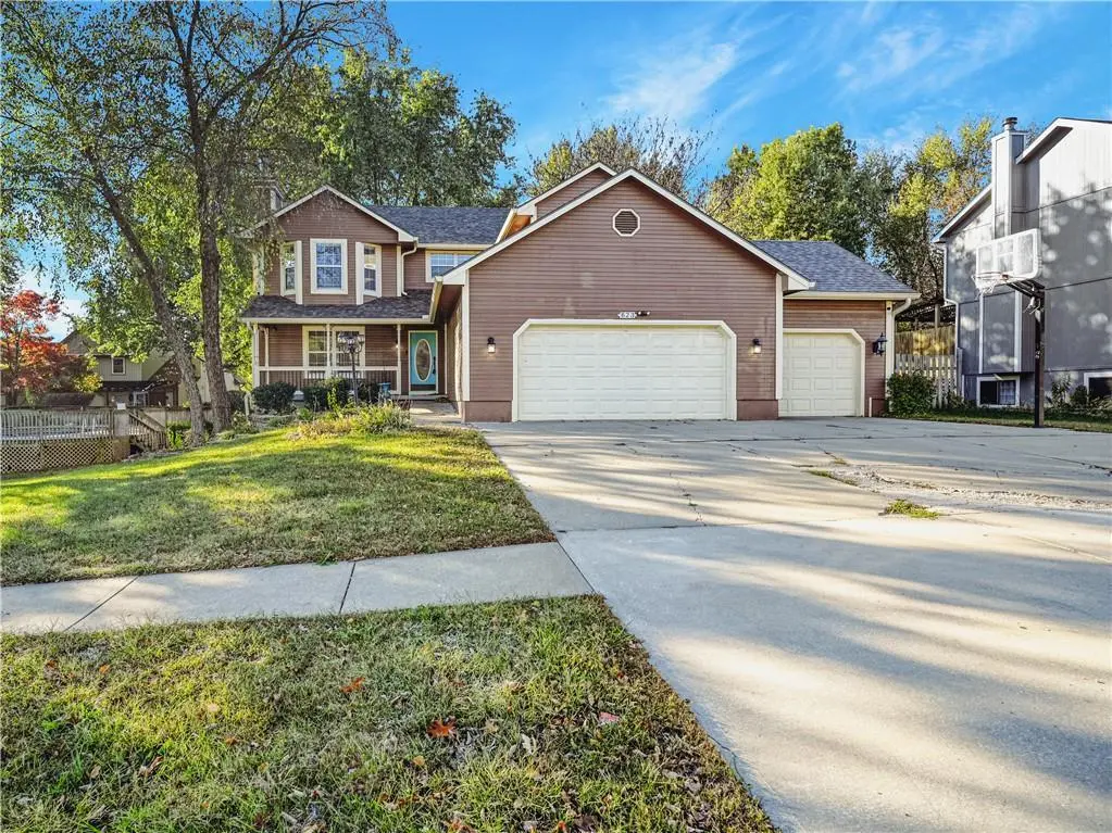 623 Meadowlark RD, Lansing, KS 66043