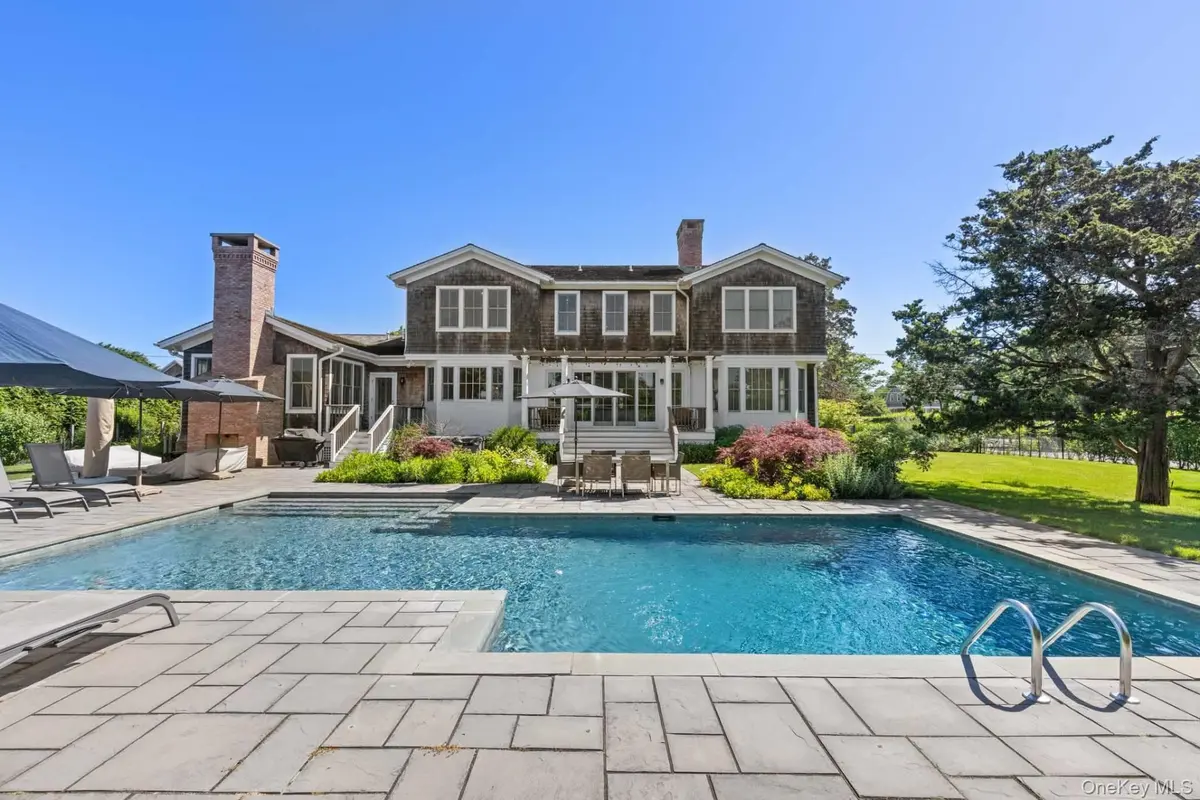 73 Beach LN, Westhampton Beach, NY 11978