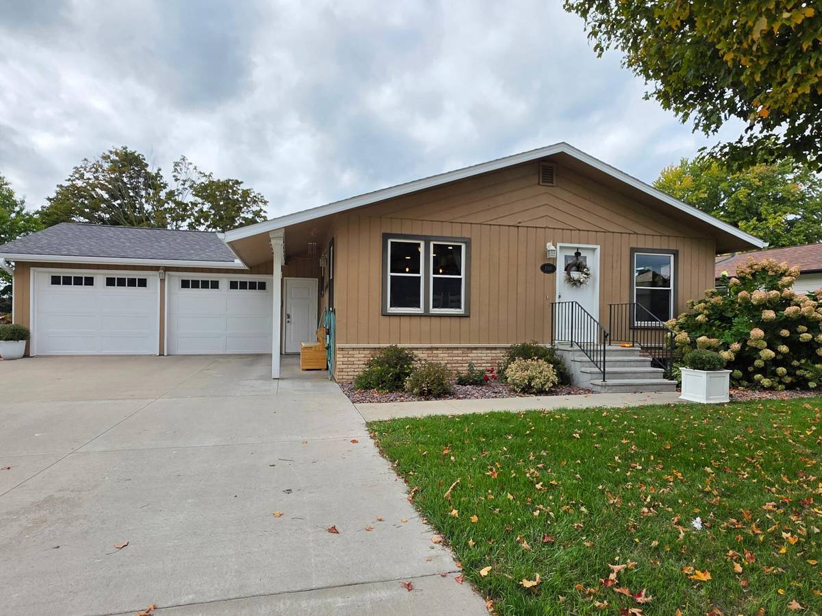 330 9th ST NW, Plainview, MN 55964
