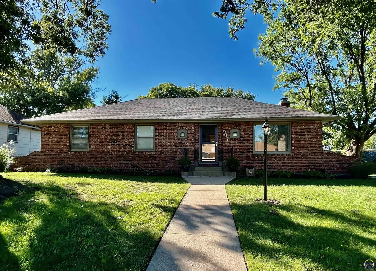 5861 SW 27th TER, Topeka, KS 66614