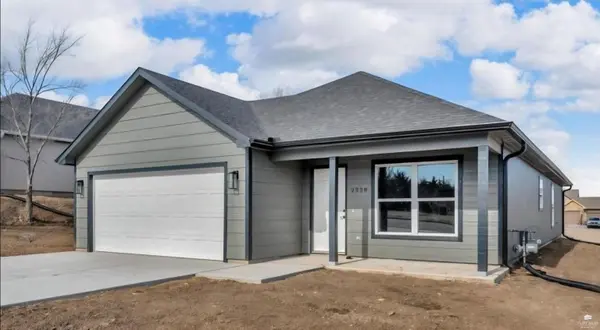 1906 Woodstock DR, Junction City, KS 66441