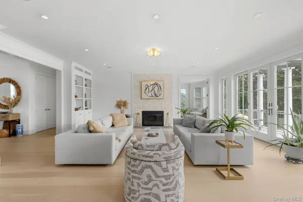 73 Beach LN, Westhampton Beach, NY 11978