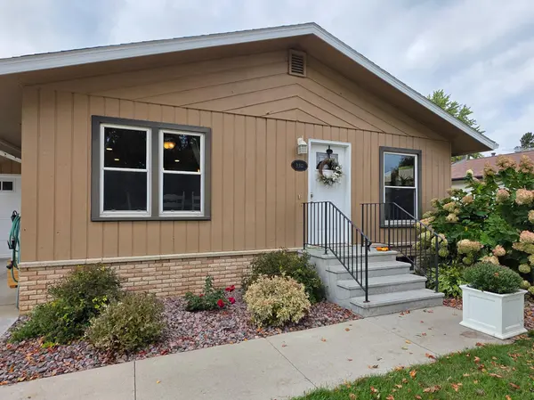 330 9th ST NW, Plainview, MN 55964
