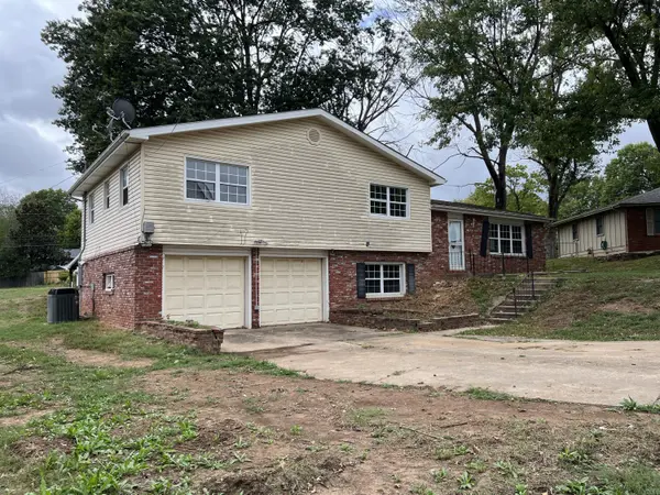 2918 E Clovis CIR, Springfield, MO 65804