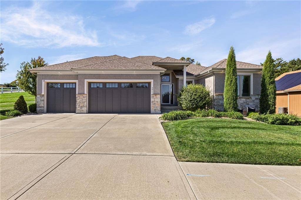 5866 S National DR, Parkville, MO 64152