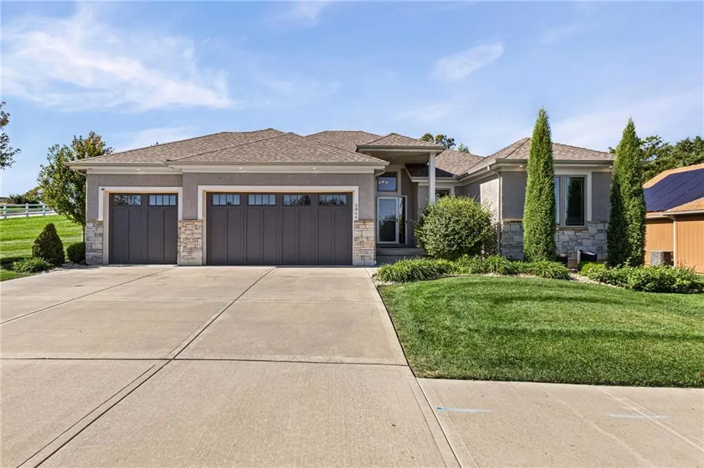 5866 S National DR, Parkville, MO 64152
