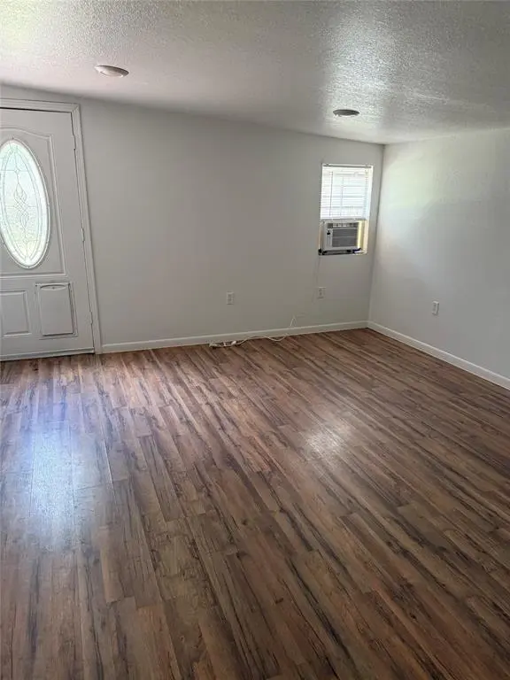 721 S Laurel Ave, Luling, TX 78648