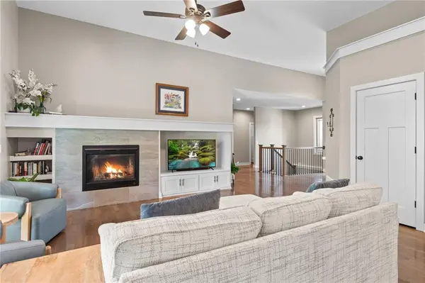 5866 S National DR, Parkville, MO 64152