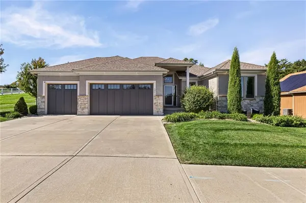 5866 S National DR, Parkville, MO 64152
