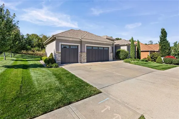 5866 S National DR, Parkville, MO 64152