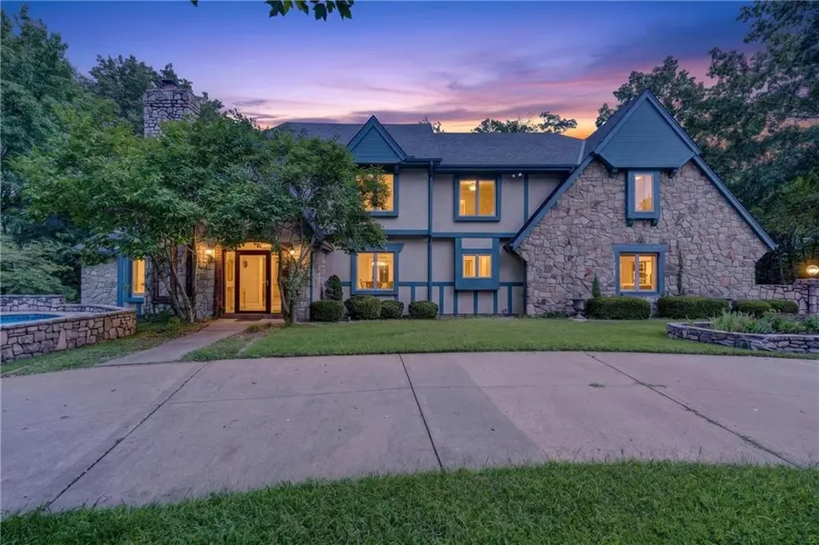 6807 Cedar Bend ST #NW, Parkville, MO 64152