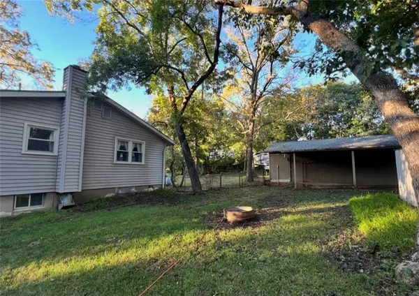 9371 Village LN, Ozawkie, KS 66070