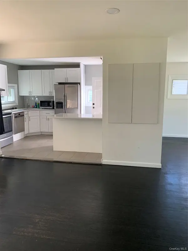 402 Leslie LN, Uniondale, NY 11553