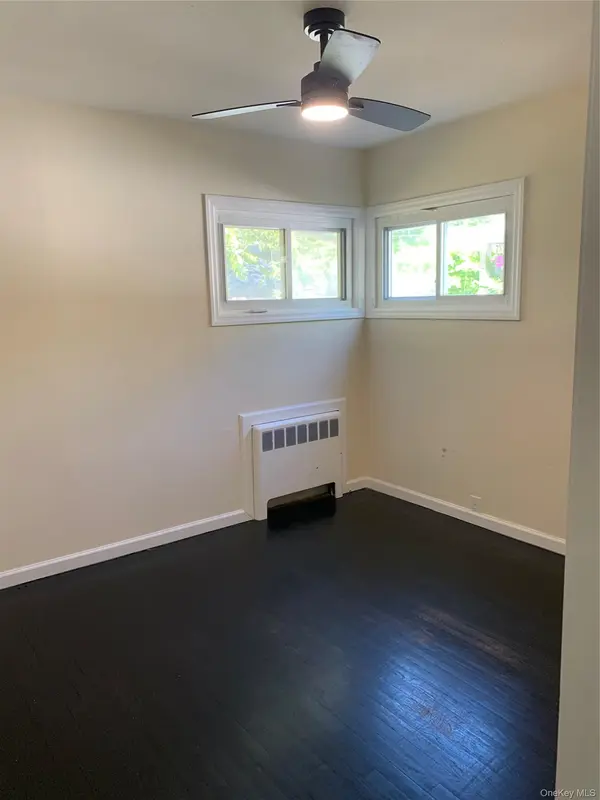 402 Leslie LN, Uniondale, NY 11553
