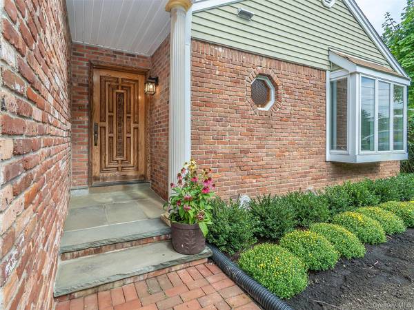 24 Downing AVE, Sea Cliff, NY 11579