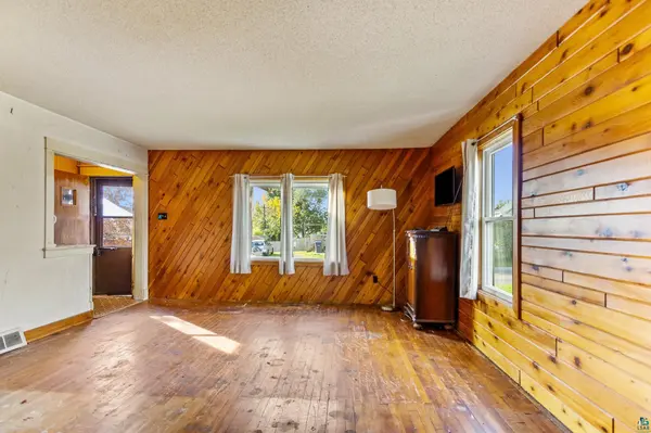 16 Sunnyside St, Duluth, MN 55808
