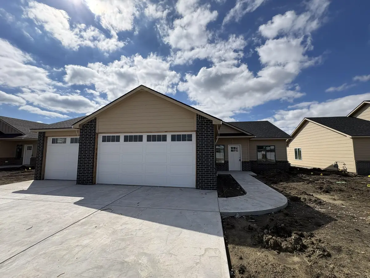 5813 Plumthicket St, Bel Aire, KS 67226