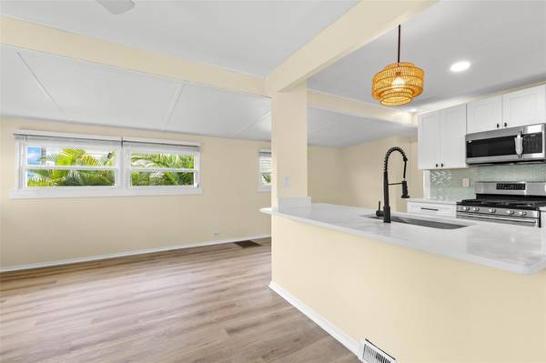 6830 AMERICANA DR NE #127, St Petersburg, FL 33702