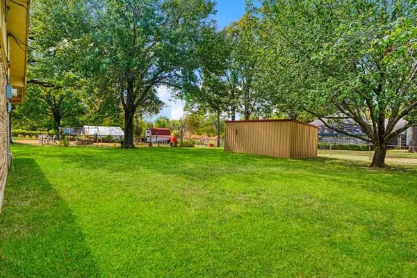 210 31st Street SW, Paris, TX 75460