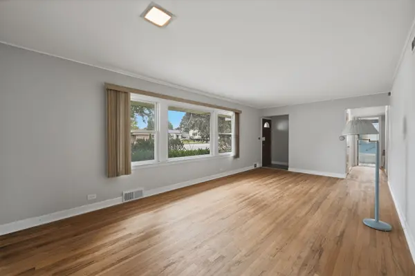 834 S Wolf RD, Des Plaines, IL 60016