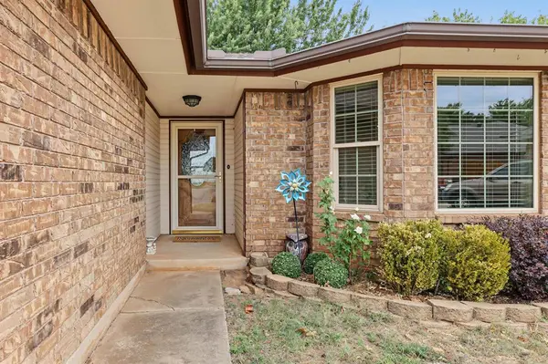 1611 N Orchard TER, Mustang, OK 73064
