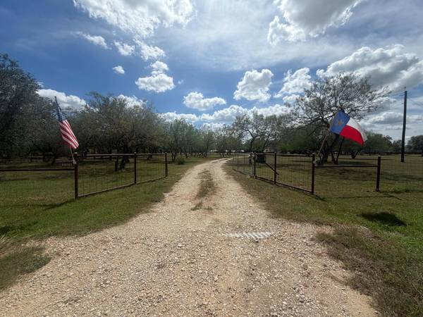 256 High Ridge Meadows DR, Gonzales, TX 78629