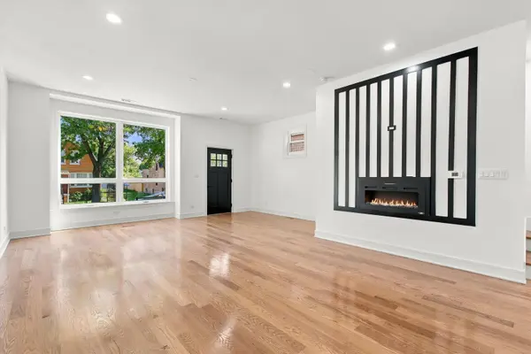 904 N Trumbull AVE, Chicago, IL 60651