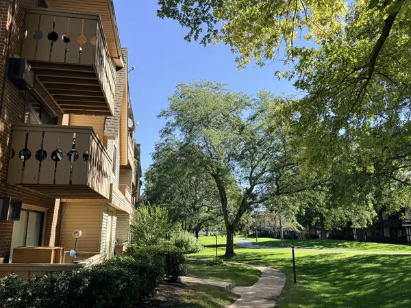 19 Parkside CT #6, Vernon Hills, IL 60061