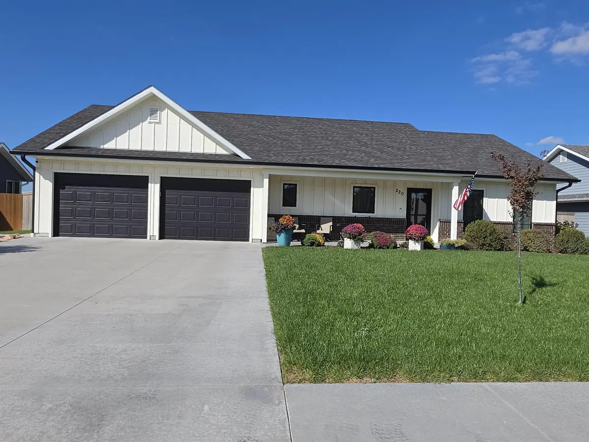 220 Redbud St, Moundridge, KS 67107